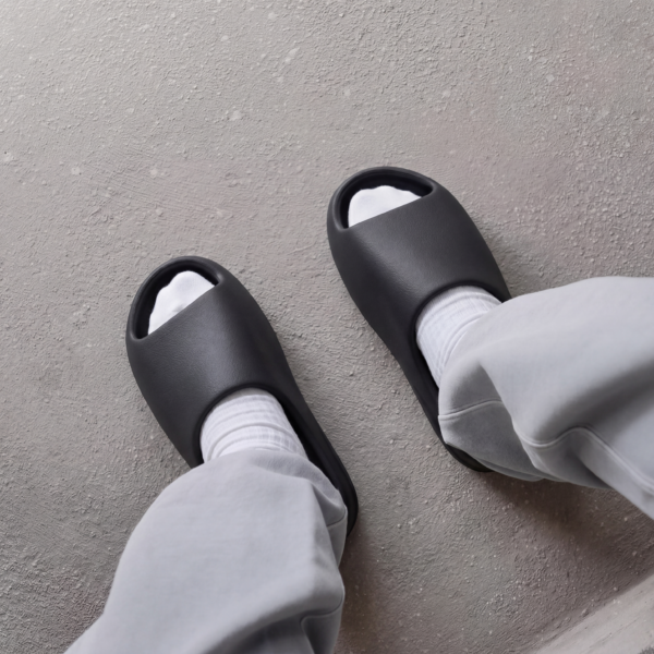 Yeezy Slide Black - Image 2
